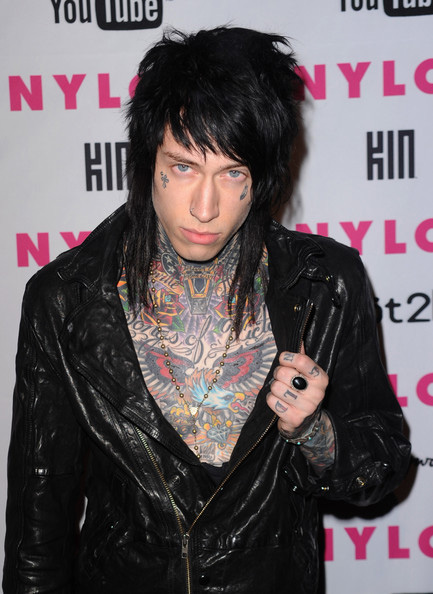 Trace-Cyrus-with-Teacup-Yorkie-puppy-Shakira3-gallery-img-2015-12-24-22-06-51