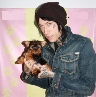 Trace-Cyrus-with-teacup-Yorkie-puppy-Shakira-gallery-img-2015-12-24-22-02-20